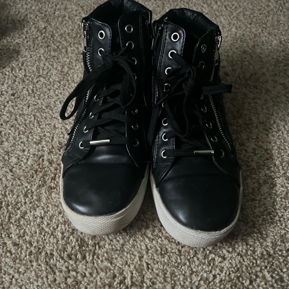Steve Madden Black High-top Sneaker w/Vegan Leather & Side Zipper:Size 8 (Black) - Picture 2 of 3